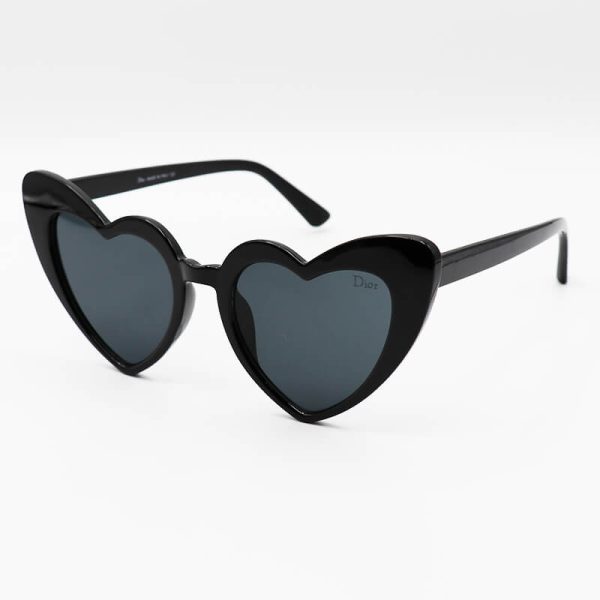 عکس از عینک آفتابی فانتزی با فریم قلبی شکل، مشکی رنگ و لنز دودی دیور dior مدل dg370