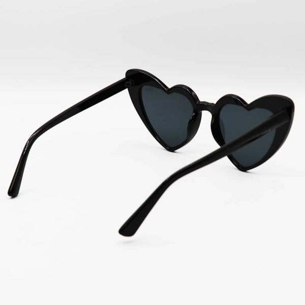 عکس از عینک آفتابی فانتزی با فریم قلبی شکل، مشکی رنگ و لنز دودی دیور dior مدل dg370