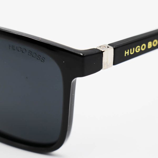عکس از عینک آفتابی پلاریزه با فریم مشکی رنگ و مستطیلی شکل برند hugo boss مدل 9529-1
