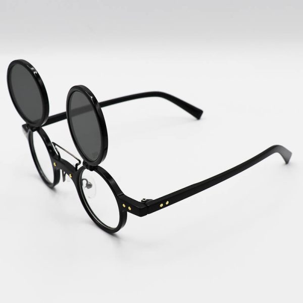عکس از عینک فانتزی با فریم گرد و مشکی رنگ، کاور دار و رنگ دودی برند دیور مدل ztc3401