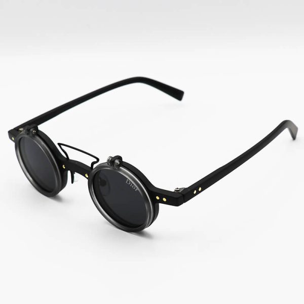 عکس از عینک آفتابی فانتزی با فریم گرد و مشکی مات، کاور دار و رنگ دودی برند دیور مدل ztc3401
