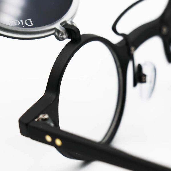 عکس از عینک آفتابی فانتزی با فریم گرد و مشکی مات، کاور دار و رنگ دودی برند دیور مدل ztc3401