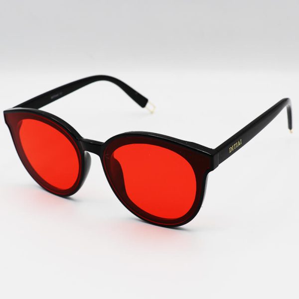 عکس از عینک دید در شب با عدسی قرمز، فریم گرد و مشکی رنگ برند ditiai مدل 2276