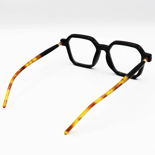 عکس از عینک طبی مربعی شکل با فریم مشکی رنگ، نقطه ای و دسته قهوه ای و مدادی marc jacobs مدل nog01