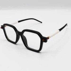 عکس از عینک طبی مربعی شکل با فریم مشکی رنگ، نقطه ای و دسته مدادی Marc Jacobs مدل NOG01