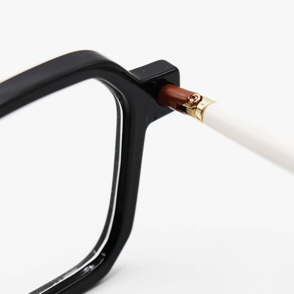 عکس از عینک طبی مربعی شکل با فریم مشکی رنگ، نقطه ای و دسته مدادی marc jacobs مدل nog01
