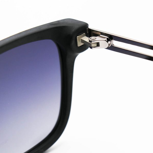عکس از عینک آفتابی marc jacobs با فریم مربعی، مشکی رنگ، و لنز دودی و پلاریزه مدل ma603 به همراه پک اصلی