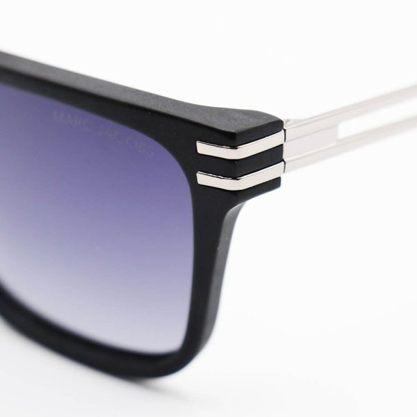 عکس از عینک آفتابی marc jacobs با فریم مربعی، مشکی رنگ، و لنز دودی و پلاریزه مدل ma603 به همراه پک اصلی