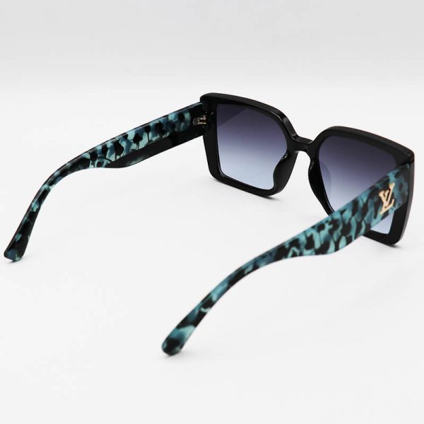 عکس از عینک آفتابی lv با فریم مشکی، مربعی، دسته چند رنگ و لنز تیره مدل 7225