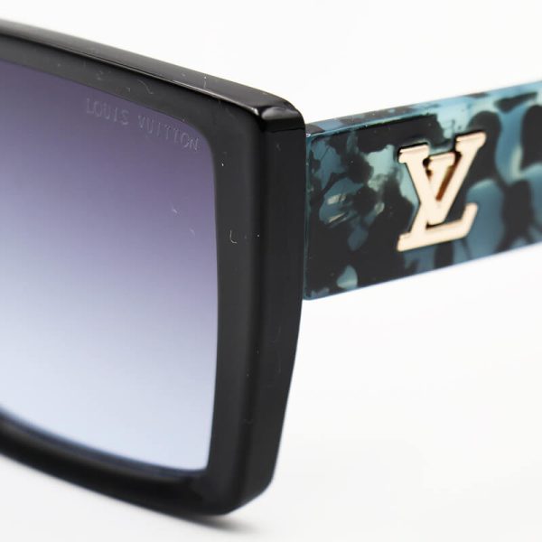 عکس از عینک آفتابی lv با فریم مشکی، مربعی، دسته چند رنگ و لنز تیره مدل 7225