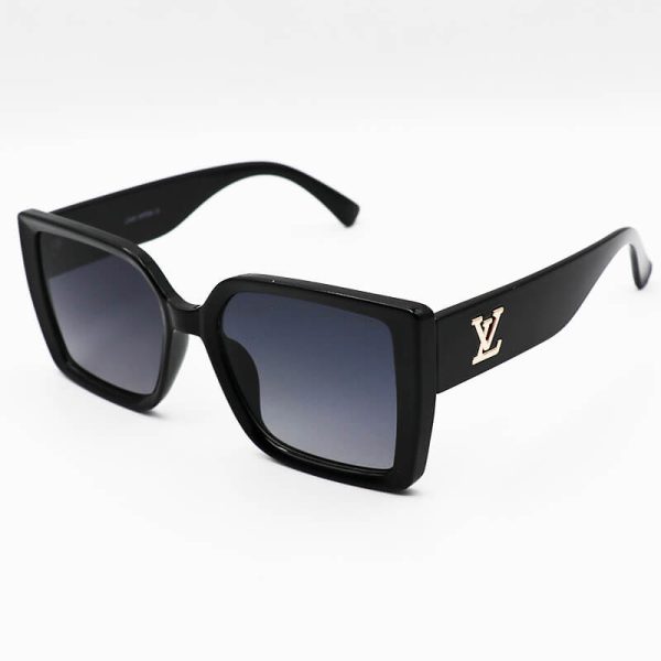 عکس از عینک آفتابی لویی ویتون با فریم مشکی رنگ، مربعی شکل و لنز تیره مدل 7225