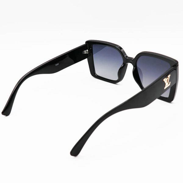 عکس از عینک آفتابی لویی ویتون با فریم مشکی رنگ، مربعی شکل و لنز تیره مدل 7225