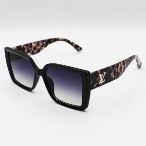 عکس از عینک آفتابی Louis Vuitton با فریم مشکی، مربعی، دسته طرح دار و لنز تیره مدل 7225