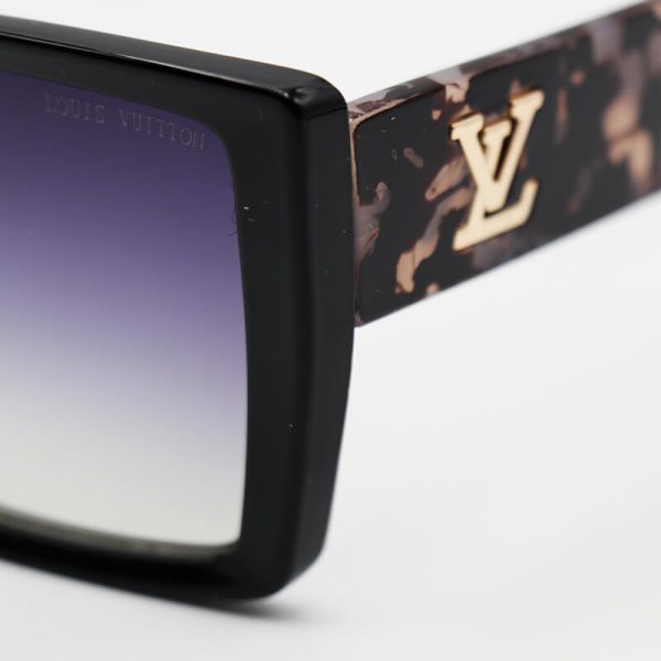عکس از عینک آفتابی louis vuitton با فریم مشکی، مربعی، دسته طرح دار و لنز تیره مدل 7225