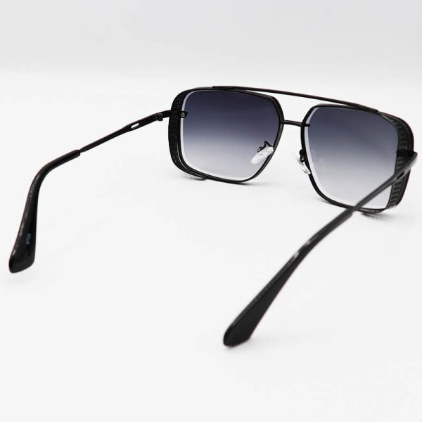 عکس از عینک آفتابی مشکی رنگ، با فریم بغل دار، مربعی شکل و لنز دودی سایه روشن برند ditiai مدل 9703