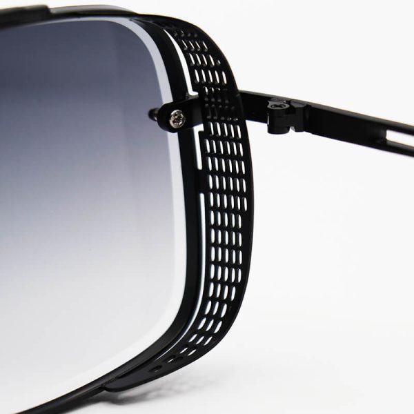 عکس از عینک آفتابی مشکی رنگ، با فریم بغل دار، مربعی شکل و لنز دودی سایه روشن برند ditiai مدل 9703