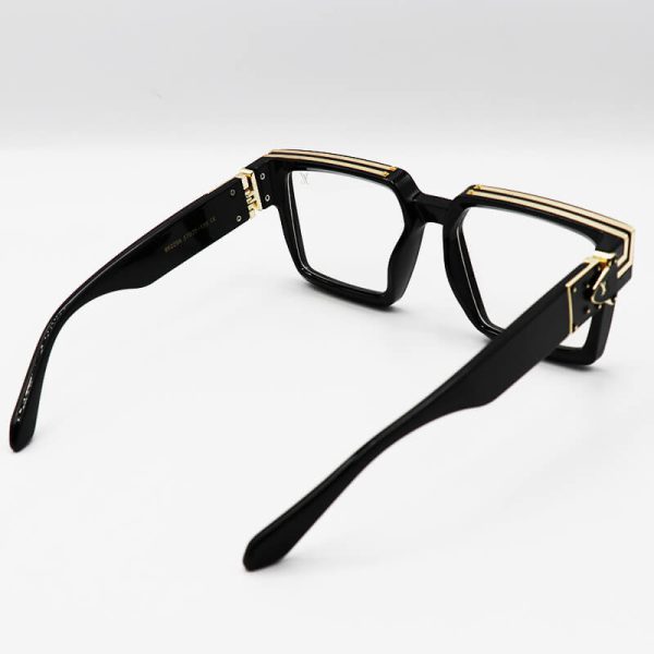 عکس از عینک شب میلیونر با فریم مشکی، مربعی شکل و عدسی بی رنگ لویی ویتون مدل 86229a