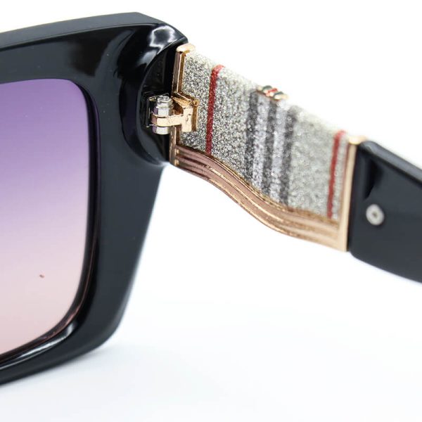 عکس از عینک آفتابی مربعی زنانه با فریم مشکی، لنز پلاریزه و دسته طرح دار باربری مدل p2325