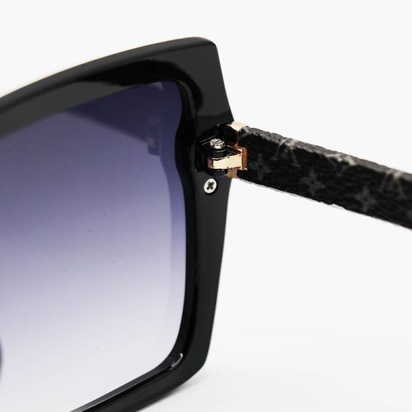 عکس از عینک آفتابی لویی ویتون با فریم مشکی رنگ، مربعی شکل و لنز دودی سایه روشن مدل 6856