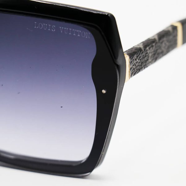 عکس از عینک آفتابی لویی ویتون با فریم مشکی رنگ، مربعی شکل و لنز دودی سایه روشن مدل 6856