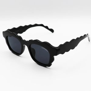 عکس از عینک آفتابی فانتزی زنانه با فریم مشکی رنگ، ویفرر و لنز دودی Chanel مدل FA455