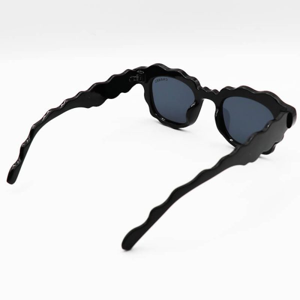عکس از عینک آفتابی فانتزی زنانه با فریم مشکی رنگ، ویفرر و لنز دودی chanel مدل fa455