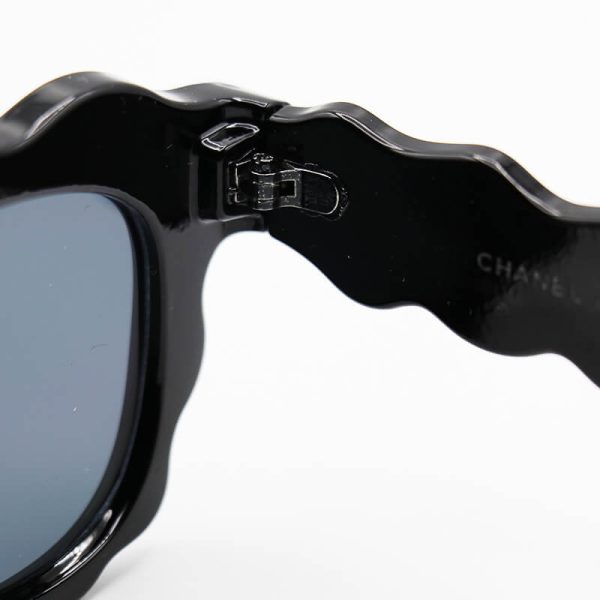 عکس از عینک آفتابی فانتزی زنانه با فریم مشکی رنگ، ویفرر و لنز دودی chanel مدل fa455