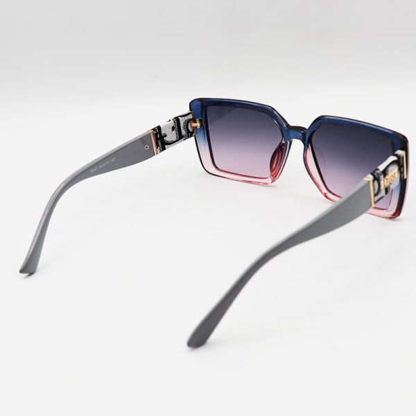 عکس از عینک آفتابی دیور، با فریم مستطیلی، دو رنگ و دسته طوسی و لنز تیره مدل 8945