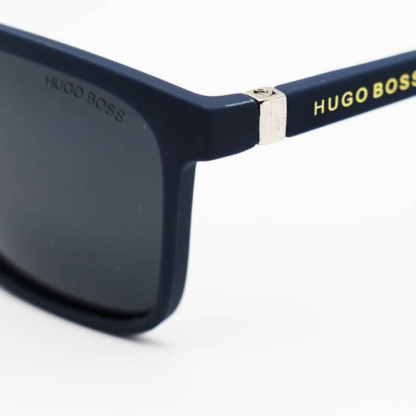 عکس از عینک آفتابی پلاریزه با فریم سرمه‌ای و مستطیلی شکل هوگو باس مدل 9529-1