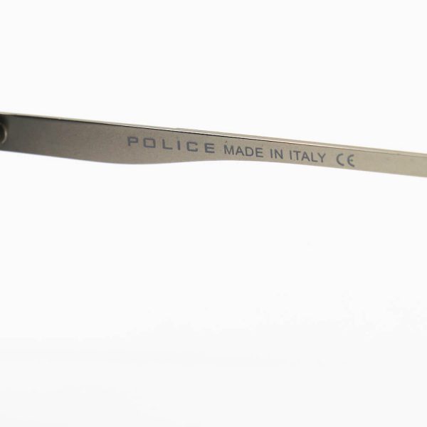 عکس از عینک آفتابی مربعی پلیس با فریم آبی رنگ، دسته فنری و لنز دودی و پلاریزه مدل old949t به همراه پک اصلی