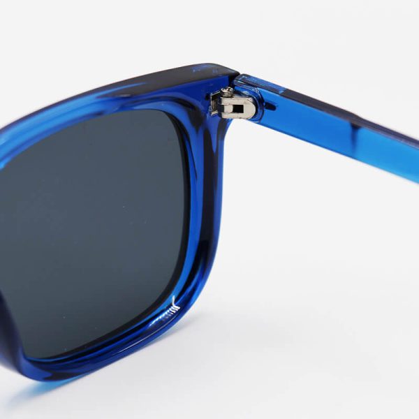 عکس از عینک آفتابی مربعی دیوید بکهام با فریم آبی رنگ و عدسی دودی تیره مدل d22842