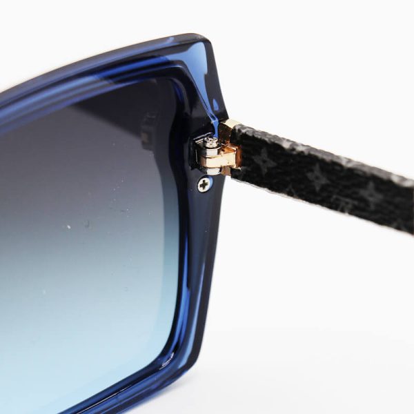 عکس از عینک آفتابی louis vuitton با فریم آبی رنگ، مربعی شکل و لنز دودی سایه روشن مدل 6856