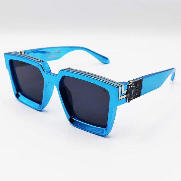 عکس از عینک آفتابی میلیونر با فریم آبی، مربعی شکل و عدسی دودی تیره لویی ویتون مدل 86229a
