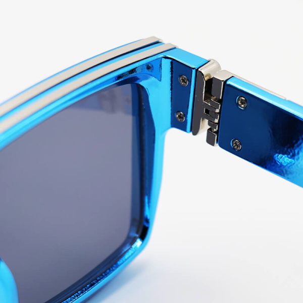 عکس از عینک آفتابی میلیونر با فریم آبی، مربعی شکل و عدسی دودی تیره لویی ویتون مدل 86229a