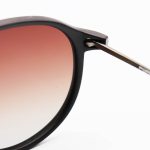عکس از عینک آفتابی خلبانی Porsche Design با فریم قهوه ای، دسته فلزی و لنز پلاریزه مدل P8662 به همراه پک اصلی