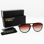 عکس از عینک آفتابی خلبانی Porsche Design با فریم قهوه ای، دسته فلزی و لنز پلاریزه مدل P8662 به همراه پک اصلی