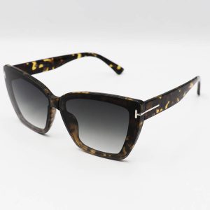 عکس از عینک آفتابی Tom Ford با فریم چشم گربه‌ای، دو رنگ و عدسی دودی سایه روشن مدل 7275