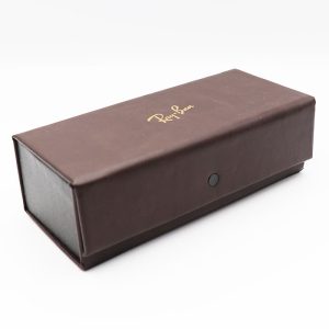 عکس از کیف عینک برند ریبن Ray-Ban قهوه‌ای رنگ، مگنتی و مستطیلی مدل 992483
