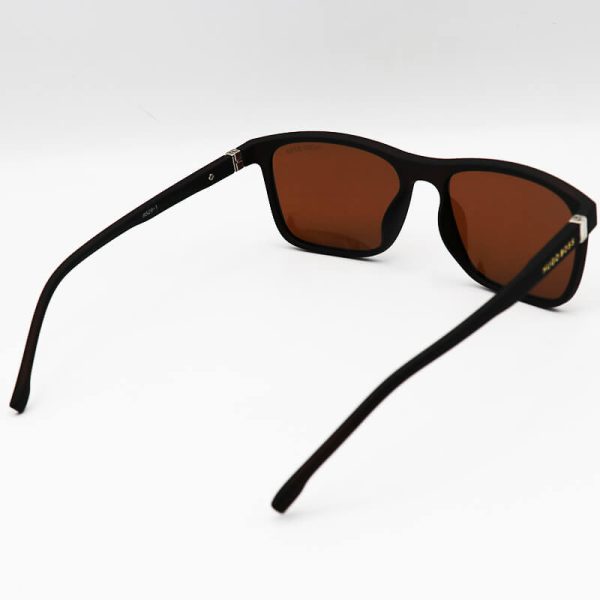 عکس از عینک آفتابی پلرایزد با فریم قهوه‌ای رنگ و مستطیلی شکل برند hugo boss مدل 9529