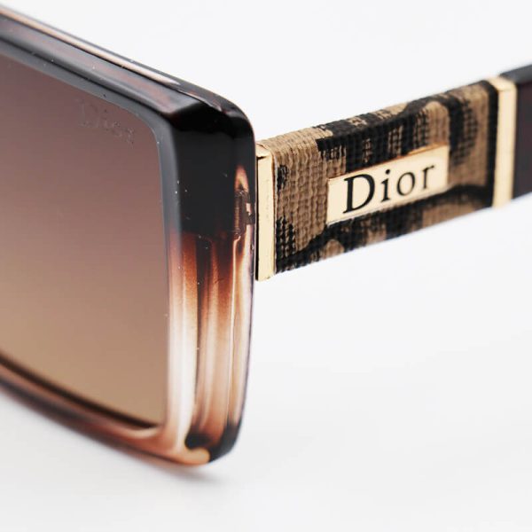عکس از عینک آفتابی dior با فریم مستطیلی، قهوه ای رنگ و لنز تیره مدل 8945
