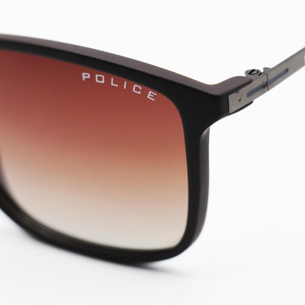 عکس از عینک آفتابی پلیس با فریم مربعی شکل، قهوه ای رنگ و لنز پلاریزه مدل spl689 به همراه پک اصلی
