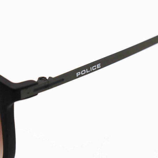 عکس از عینک آفتابی پلیس با فریم مربعی شکل، قهوه ای رنگ و لنز پلاریزه مدل spl689 به همراه پک اصلی