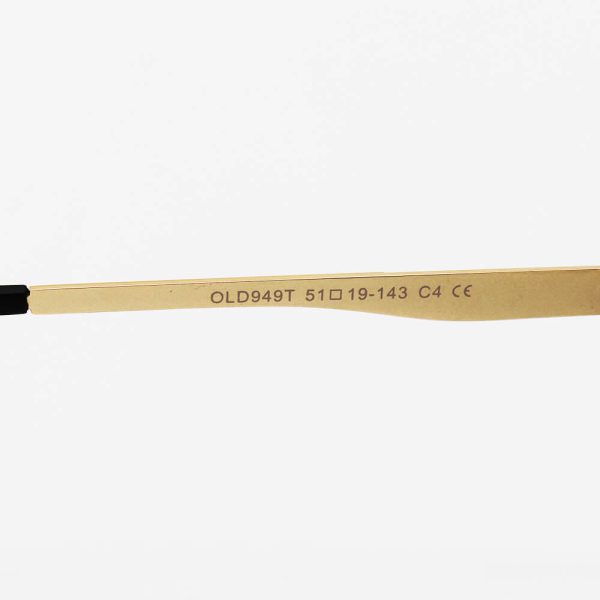 عکس از عینک آفتابی پلاریزه police با فریم مربعی، قهوه ای رنگ، دسته طلایی و فنری مدل old949t به همراه پک اصلی