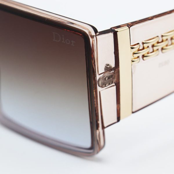 عکس از عینک آفتابی دیور زنانه با فریم عسلی رنگ، مربعی شکل، لنز قهوه ای و دسته پهن مدل 5625