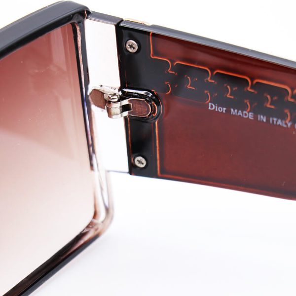 عکس از عینک آفتابی dior زنانه با فریم قهوه ای، مربعی شکل، لنز هایلایت و دسته پهن مدل 5625