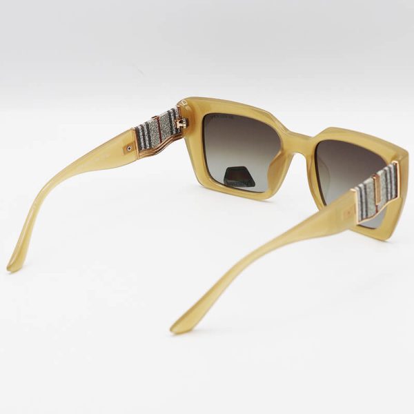 عکس از عینک آفتابی مربعی زنانه با فریم عسلی، لنز قهوه ای و پلاریزه burberry مدل p2325