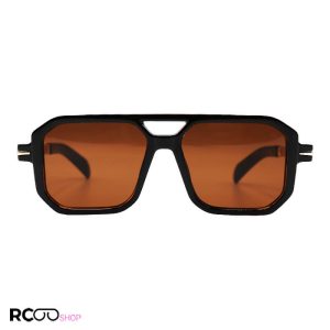 عکس از عینک آفتابی مربعی دیوید بکهام با فریم قهوه ای رنگ، دو پل بینی و لنز قهوه‌ای تیره مدل d22845