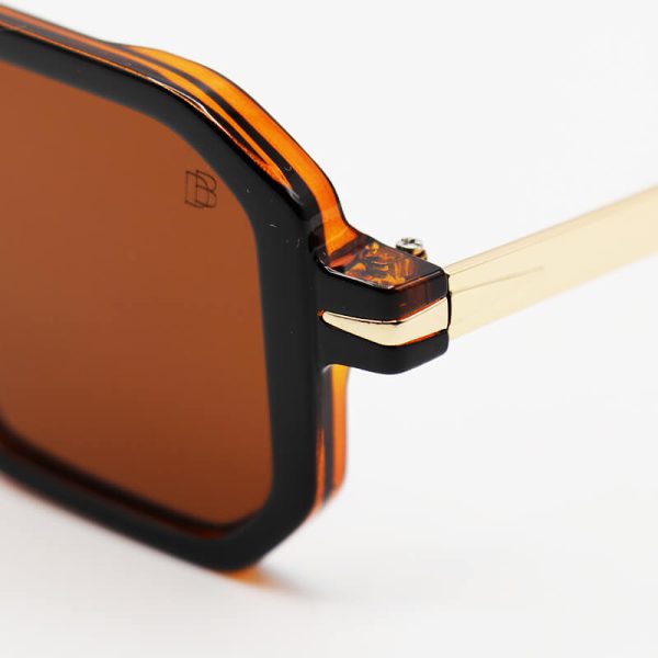 عکس از عینک آفتابی مربعی دیوید بکهام با فریم قهوه ای رنگ، دو پل بینی و لنز قهوه‌ای تیره مدل d22845