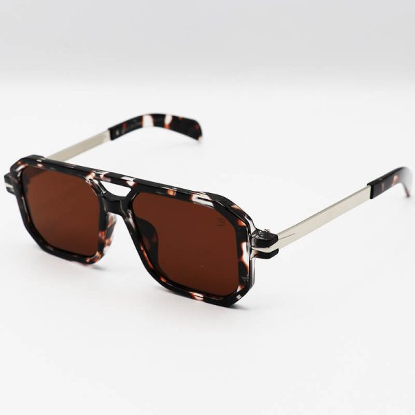 عکس از عینک آفتابی مربعی david beckham با فریم قهوه‌ای رنگ، دسته نقره ای و لنز تیره مدل d22845