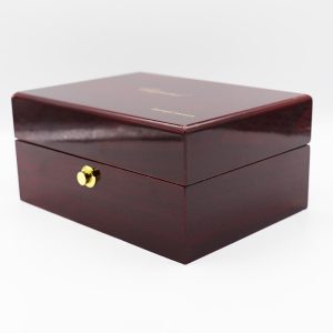 عکس از قاب عینک چوبی شوپارد Chopard، سایز بزرگ، قهوه ای رنگ و قفل دار مدل 992481